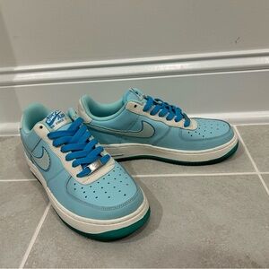 Nike Kids Sneakers in Light Blue and Teal size 5.5Y (fits size 7 women)